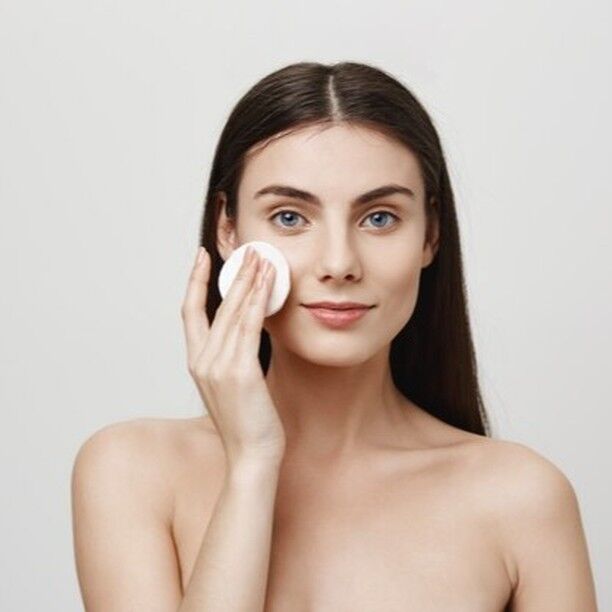 How to remove makeup properly

Wearing makeup can make us feel great, but taking it off properly is just as important. If we don’t remove makeup well, it can cause problems for our skin, like pimples or aging skin. This is because makeup left on the skin can block pores and let bacteria grow, especially if it’s left on overnight.

#makeup #skin #makeupremover #beauty #beautytips #makeuptips #makeuptricks 

now more about this article please follow the link in bio